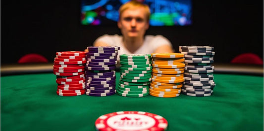 Leon Sturm - Wie ein 22-jähriger Deutscher innerhalb von 7 Tagen 3 Millionen USD gewinnt und zum WSOP Main Event Sieger wird - Bullets Playing Cards